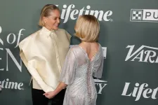 Átlátszó ruhában, melltartó nélkül jelent meg Sydney Sweeney a Variety gáláján, és ez nem mindenkinek tetszik