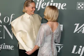 Átlátszó ruhában, melltartó nélkül jelent meg Sydney Sweeney a Variety gáláján, és ez nem mindenkinek tetszik