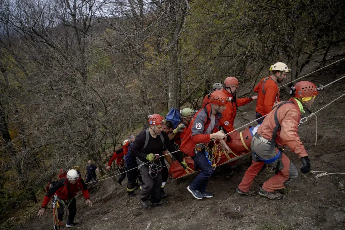 Barlangi- és légimentők a sérülttel a Vadálló-köveknél – Fotó: Kovács Márton