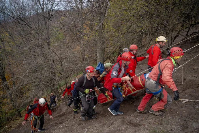 Barlangi- és légimentők mentettek egy sérült túrázót a Prédikálószék közelében