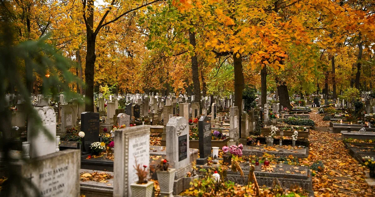 Hosszabb nyitvatartással várják a megemlékezőket a temetők a hétvégén