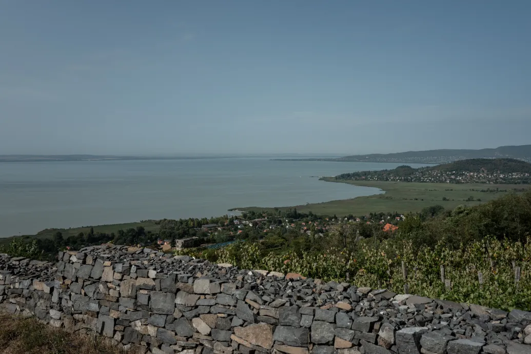 A közösségi médiában terjedő posztokkal ellentétben nem engedik a Balaton vizét