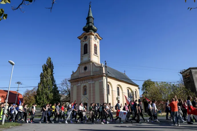 A Szabadkáról indult menet, a második képen Vanja lábát kezelik – Fotó: Melegh Noémi Napsugár / Telex