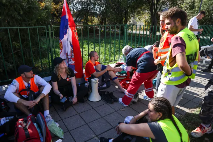 A Szabadkáról indult menet, a második képen Vanja lábát kezelik – Fotó: Melegh Noémi Napsugár / Telex