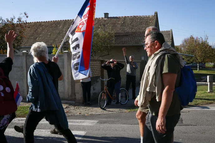 A Szabadkáról indult menet, a második képen Vanja lábát kezelik – Fotó: Melegh Noémi Napsugár / Telex