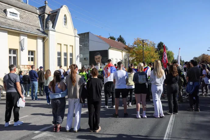 16 perces néma csendben emlékeztek meg Ókéren Vukašin Crnčevićről – Fotó: Melegh Noémi Napsugár / Telex