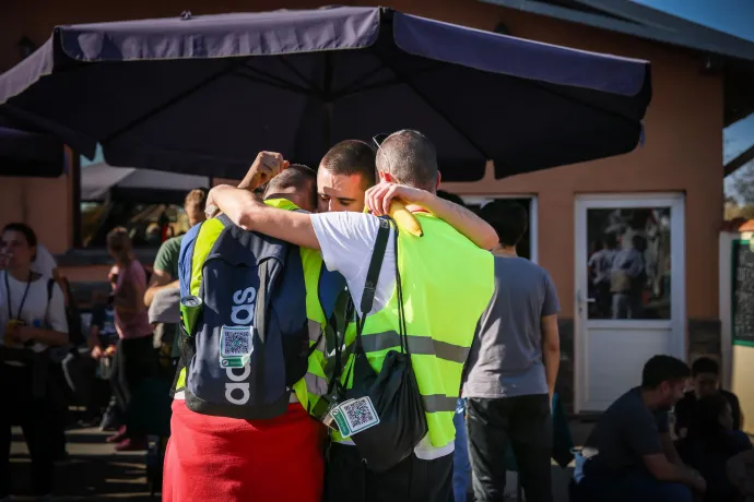 16 perces néma csendben emlékeztek meg Ókéren Vukašin Crnčevićről – Fotó: Melegh Noémi Napsugár / Telex