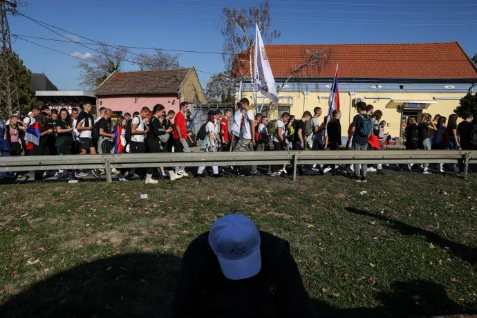 16 perces néma csendben emlékeztek meg Ókéren Vukašin Crnčevićről – Fotó: Melegh Noémi Napsugár / Telex