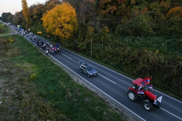 A Novi Pazar-i, 100-as főúton menetelő tömeg – Fotó: Melegh Noémi Napsugár / Telex