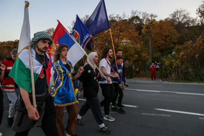 A Novi Pazar-i, 100-as főúton menetelő tömeg – Fotó: Melegh Noémi Napsugár / Telex