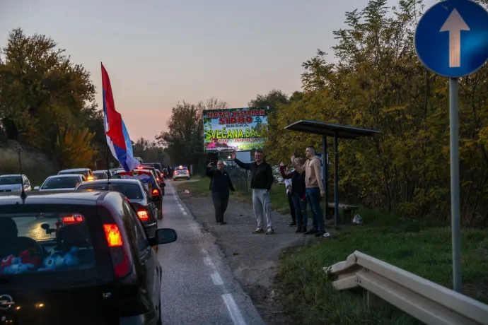 A Novi Pazar-i, 100-as főúton menetelő tömeg – Fotó: Melegh Noémi Napsugár / Telex