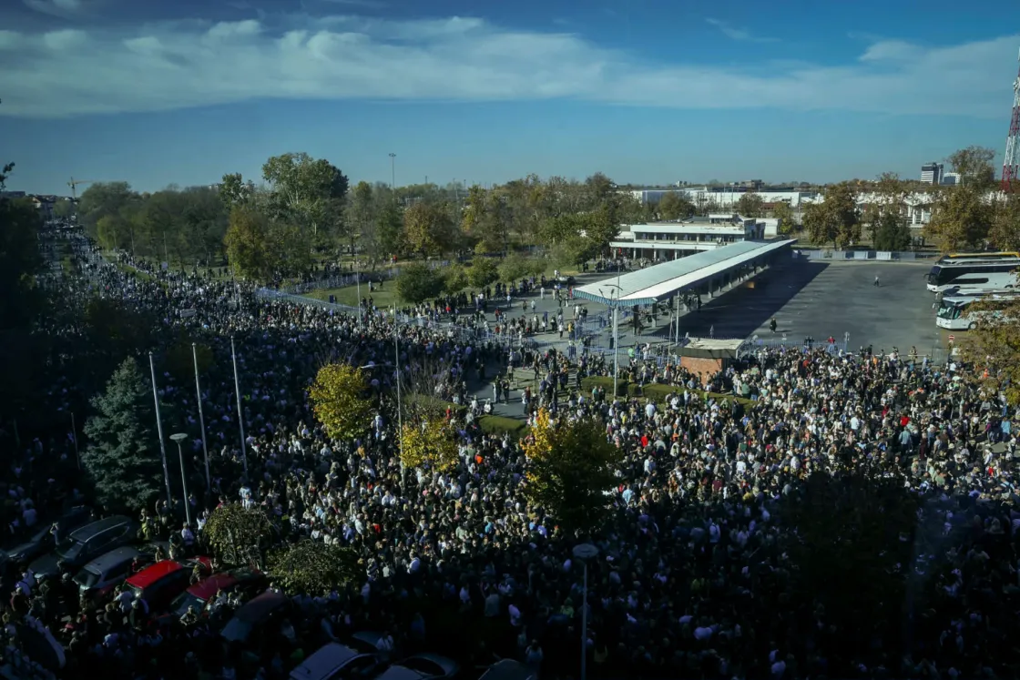 Gyászolók könnyei és Vučić imája: elkezdődtek az újvidéki állomásomlás megemlékezései