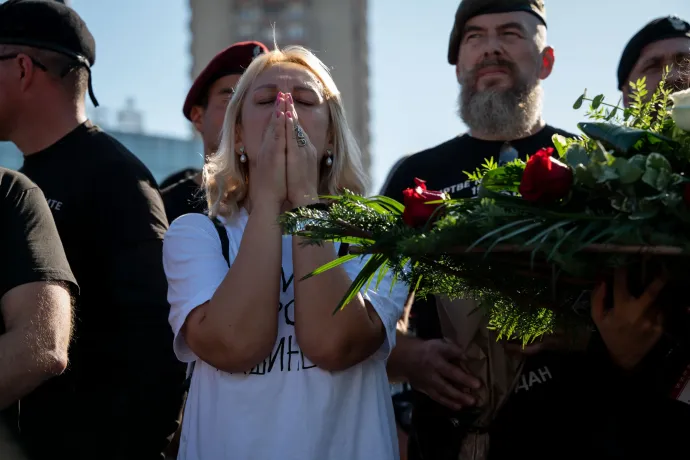 Gyászolók könnyei és Vučić imája: elkezdődtek az újvidéki állomásomlás megemlékezései
