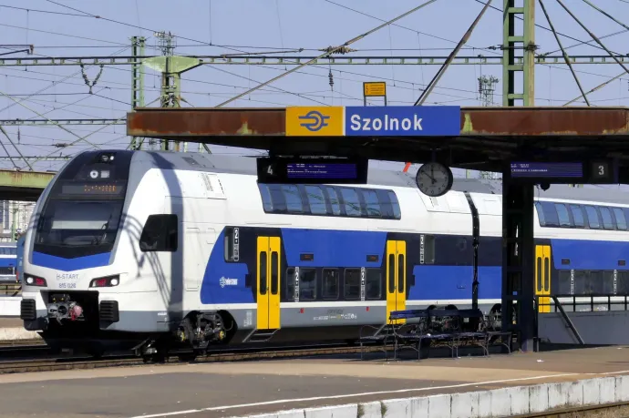 Egy WC volt a vonaton, az is elromlott, Szolnokon mosdószünetet tartott a debreceni Interrégió