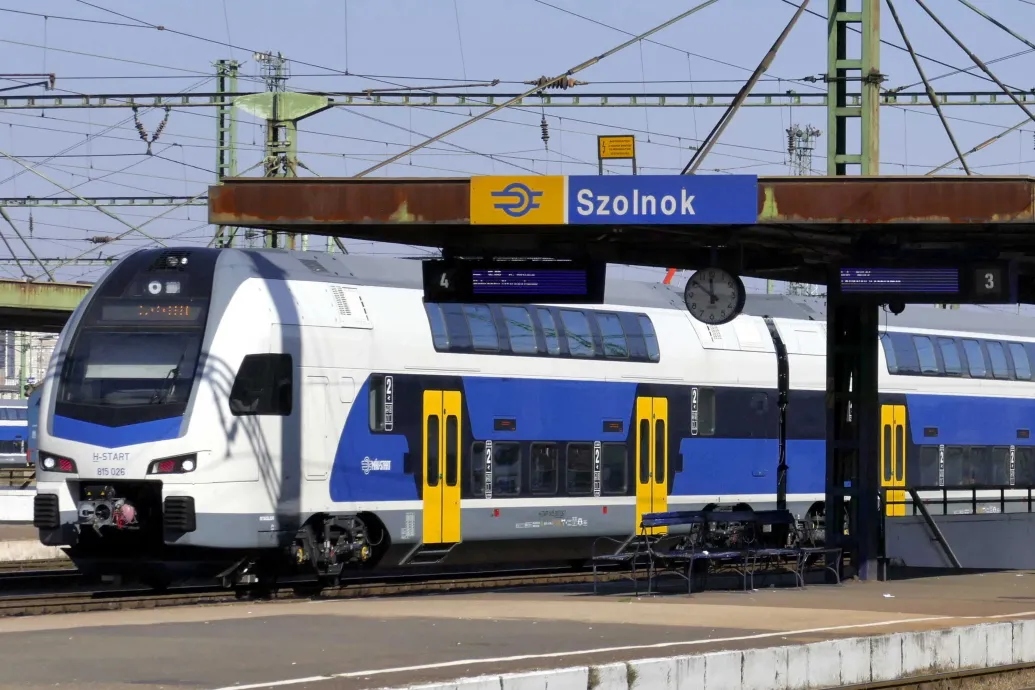 Egy WC volt a vonaton, az is elromlott, Szolnokon mosdószünetet tartott a debreceni Interrégió