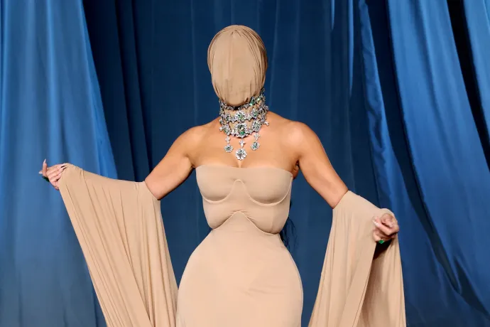 A NASA Kim Kardashiannak bizonygatja, hogy a holdra szállás nem volt kamu