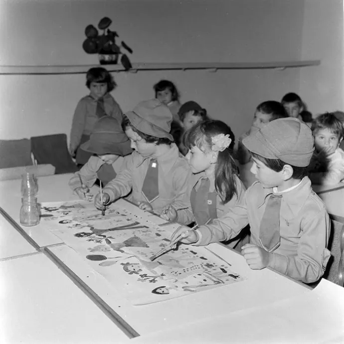 Óvodások a Haza Sólymai egyenruhában – Fotó: Minerva Fotóarchívum