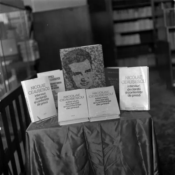 Könyvesbolt kirakata a diktátor köteteivel. 1985-től alig lehetett más típusú könyvekkel találkozni a kirakatokban – Fotó: Minerva Fotóarchívum