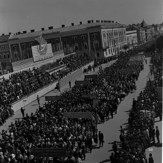 A felvonulásokon minden szervezetnek képviseltetnie kellett magát, ellenőrizték, hogy a tagok kint vannak-e a megmozduláson – Fotó: Minerva Fotóarchívum