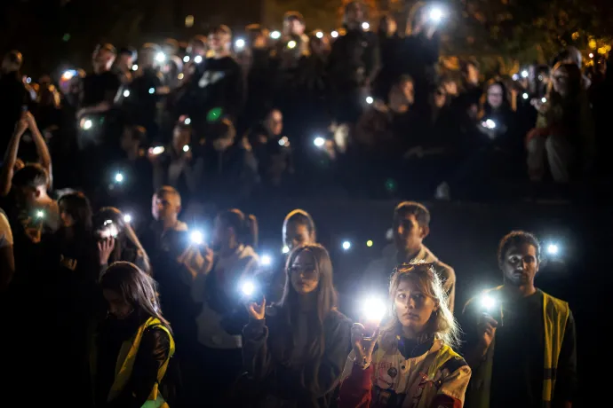 Emlékezők az újvidéki rakparton – Fotó: Marko Djurica; Djordje Kojadinovic / Reuters