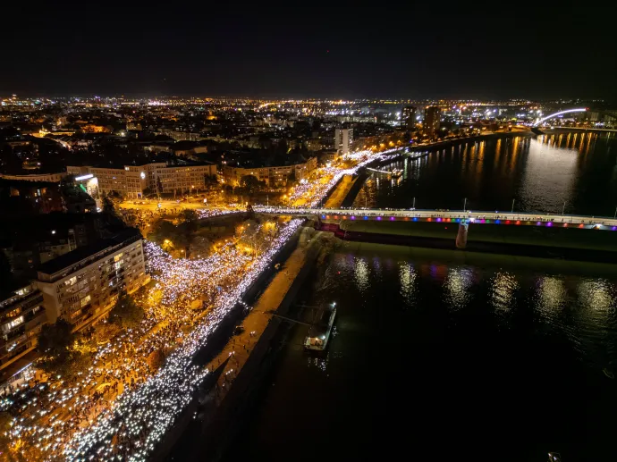 Emlékezők az újvidéki rakparton – Fotó: Marko Djurica; Djordje Kojadinovic / Reuters