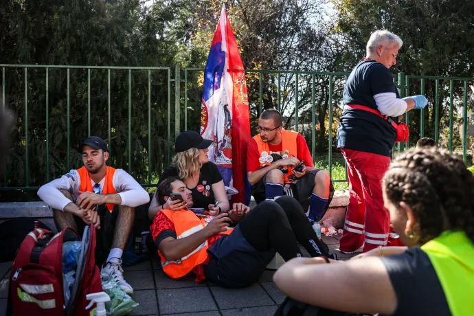 Újvidékre gyalogló diákok 2025. október 31-én – Fotó: Melegh Noémi Napsugár / Telex