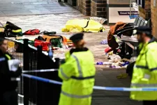 Két, harminc év körüli férfit vettek őrizetbe a Londonba tartó vonaton történt késelés miatt, egyiküket később elengedték