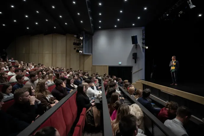 „Nem jó azt olvasni, hogy Hankó »Bunkó« Balázs jön ide fórumot tartani” – kritikus kérdésekkel fogadták a minisztert a Debreceni Egyetemen