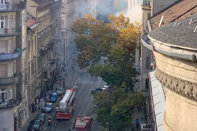 Tűz volt egy józsefvárosi lakásban, lezárták a Baross utca egy részét