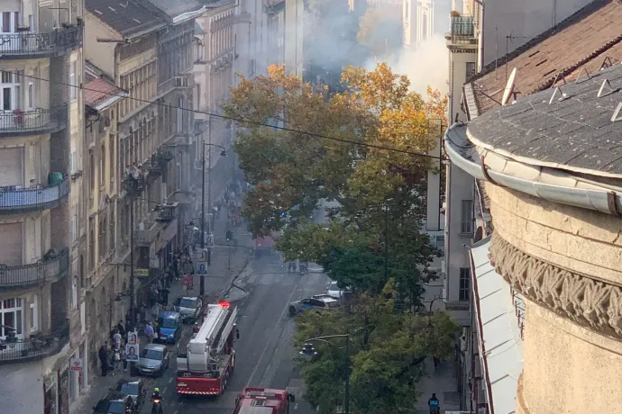 Tűz volt egy józsefvárosi lakásban, lezárták a Baross utca egy részét
