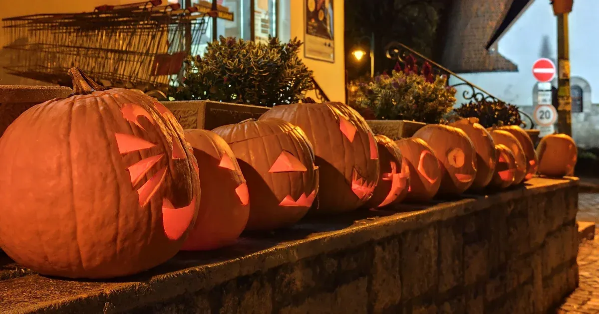 Eltűntek a hírhedt gerilla tökfejek Zebegény főteréről
