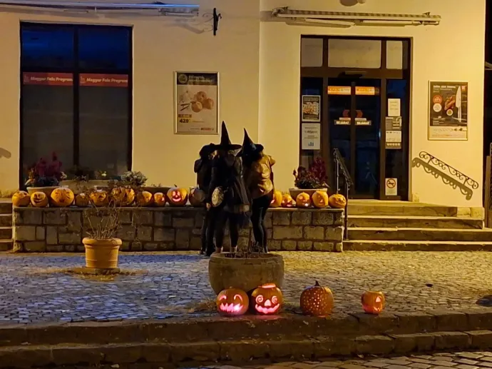 A tökfejkihelyező gerillaakció – Fotó: Őfensége Zebegény a Dunakanyar Királya / Facebook