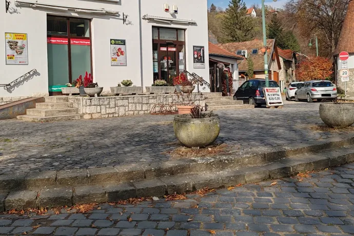 Eltűntek a hírhedt gerilla tökfejek Zebegény főteréről