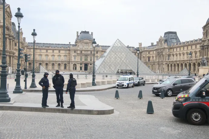 Rendőrök a Louvre múzeum előtt 2025. október 19-én – Fotó: Quentin De Groeve / Hans Lucas / AFP
