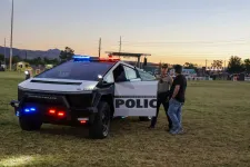 Tesla Cybertruckokat adományozott a Las Vegas-i rendőrségnek egy amerikai techmilliárdos