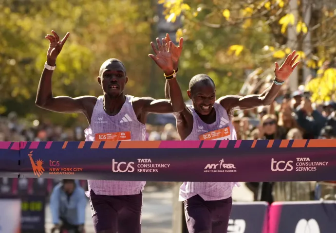 Kipruto és Mutiso egyszerre estek be a célba a New York Maratonon – Fotó: Eduardo Munoz / Reuters