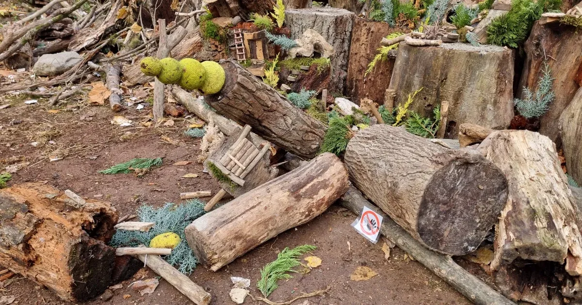 Ismeretlenek ripityára törték a népszerű Manófalvát a Római-parton