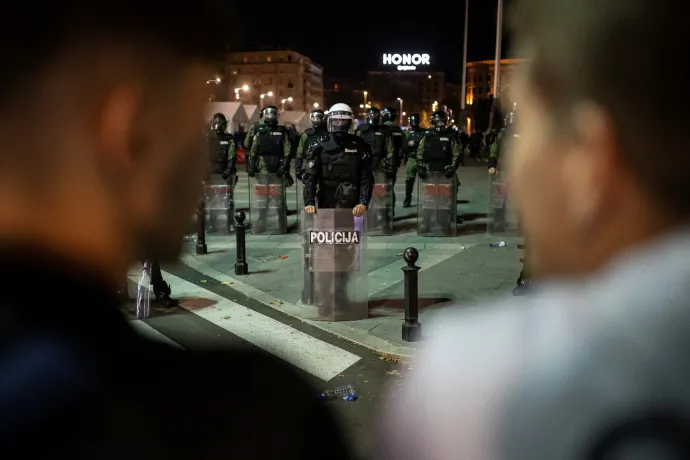 Éjjel is tüntettek Belgrádban, 37 embert vettek őrizetbe