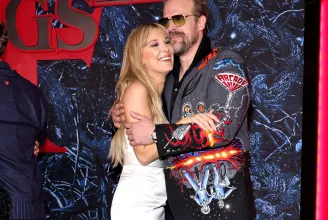 Millie Bobby Brown szerint David Harbour zaklatta a Stranger Things forgatásán