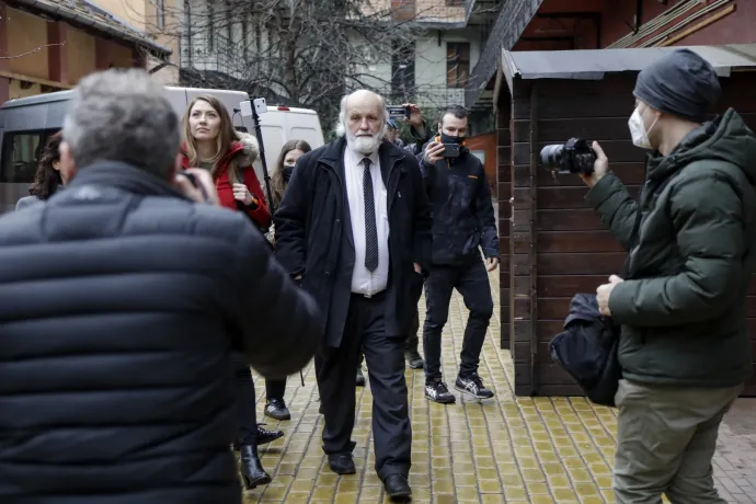 Csoportosan elkövetett hivatalos személy elleni erőszak miatt emelnek vádat Iványi Gábor és négy ellenzéki politikus ellen