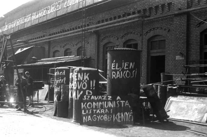 A Magyar Kommunista Pártot propagáló feliratok egy csepeli gyárépületnél az üzemi bizottsági választások idején – Fotó: MAFIRT / MTI