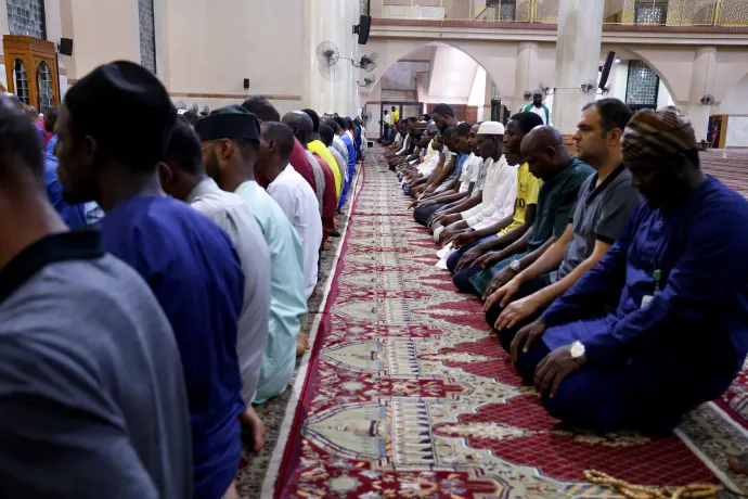 Muszlimok imádkoznak a ramadán alatt Abuja egyik mecsetében 2025. március 1-jén – Fotó: Emmanuel Osodi / Anadolu / Getty Images