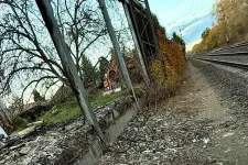 Két hónapja leégett a vasúti zajvédő fal Tatánál, a MÁV szerint csak jövőre építik majd újra