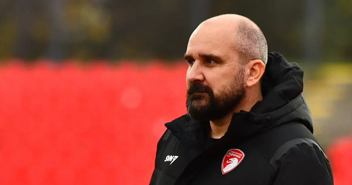 Meccs közben összeesett, majd meghalt egy szerb élvonalban játszó focicsapat 44 éves edzője