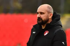 Meccs közben összeesett, majd meghalt egy szerb focicsapat 44 éves edzője