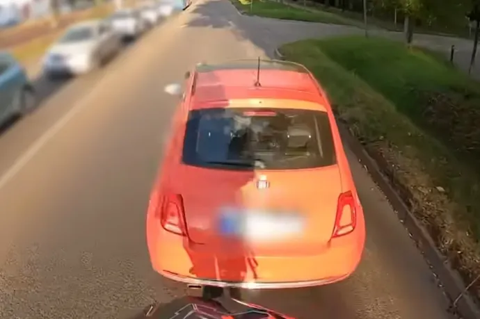 Kétszer is büntetőfékezett egy rolleres előtt egy autós, videóra vették