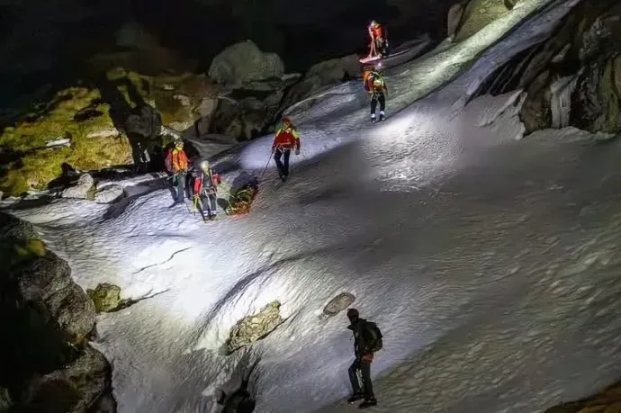 Éjszakai mentés a Fogarasi-havasokban, a Netedu-csúcs közelében. A szebeni mentőszolgálat csapatai több órán át dolgoztak, hogy kimentsék a jeges lejtőn megcsúszott túrázókat. Ketten életüket vesztették, egy személyt élve sikerült lehozni a hegyről – Fotó: Salvamont Sibiu / Facebook