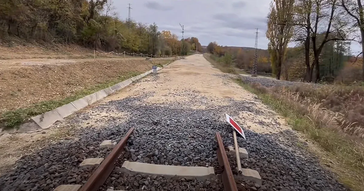 Elismerte a MÁV, hogy nem épült megfelelő vízelvezetés a Veszprém és Ajka közötti vasútvonalon, ami évekkel a felújítás után tönkrement