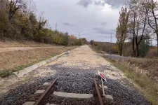 Elismerte a MÁV, hogy nem épült megfelelő vízelvezetés a Veszprém és Ajka közötti vasútvonalon, ami évekkel a felújítás után tönkrement