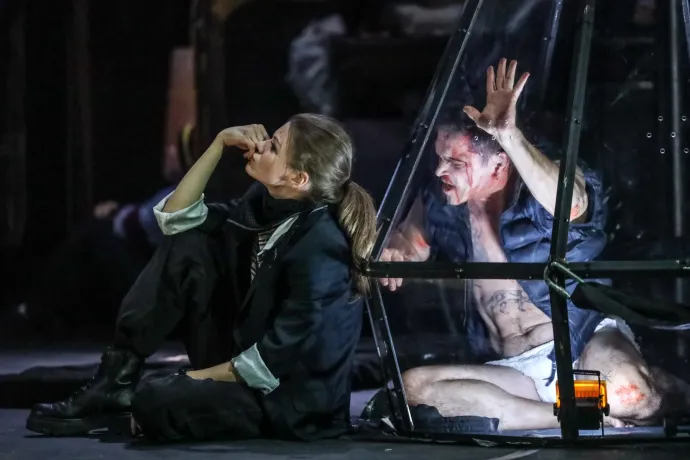 Rezes Dominika és Nagy Zsolt – Fotó: Horváth Judit / Örkény Színház